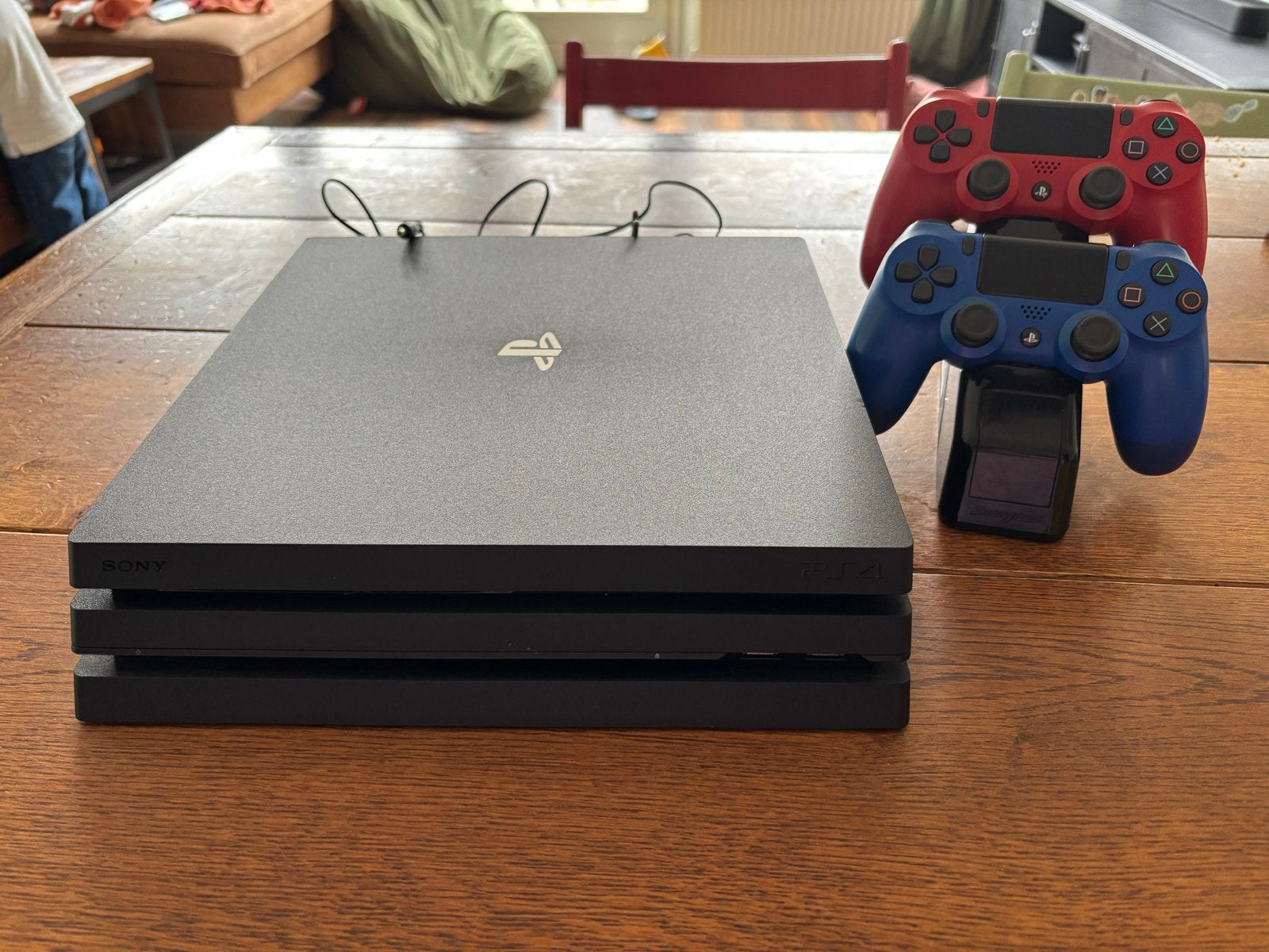 PlayStation 4 Pro met 2 controllers, Ophalen, Met 2 controllers, Zo goed als nieuw, 1 TB