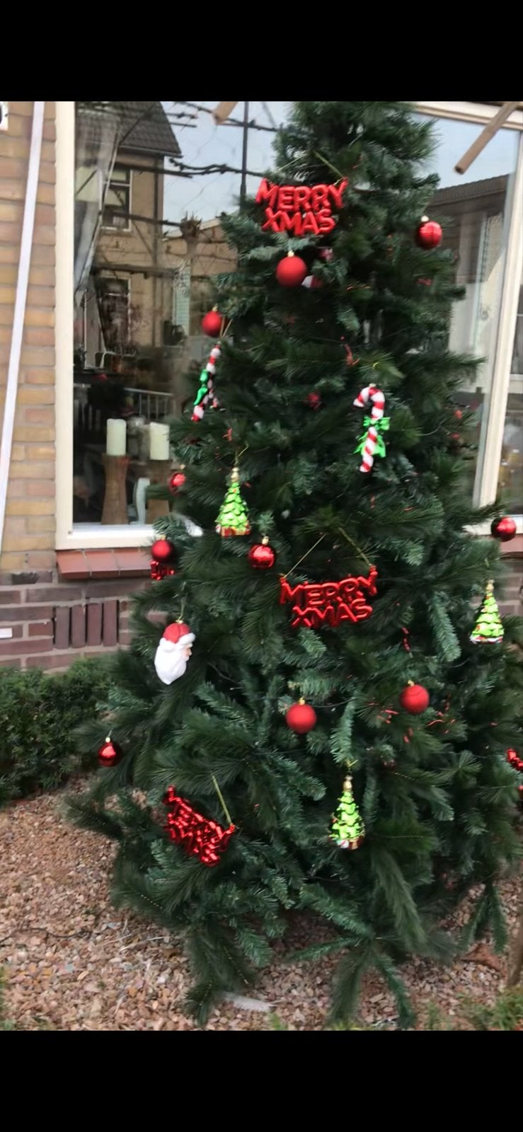 Kerstboom met hangers, Ophalen