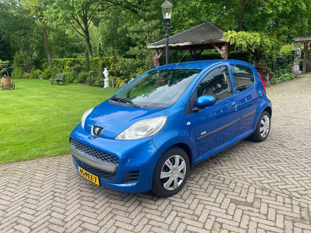 Peugeot 107 1.0 12V 5DR 2011 Blauw, Auto's, Voorwielaandrijving, Stof, Metallic lak, 68 pk