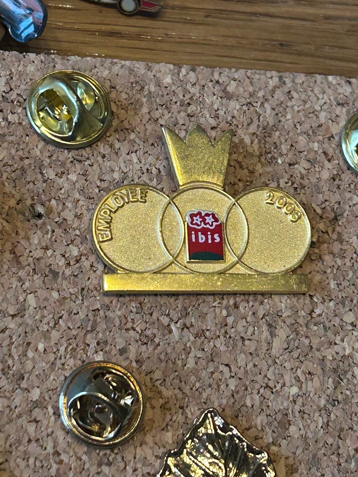 Ibis Employee 2003 Pin - Gouden Medaille Stijl, Ophalen of Verzenden, Gebruikt, Merk, Speldje of Pin