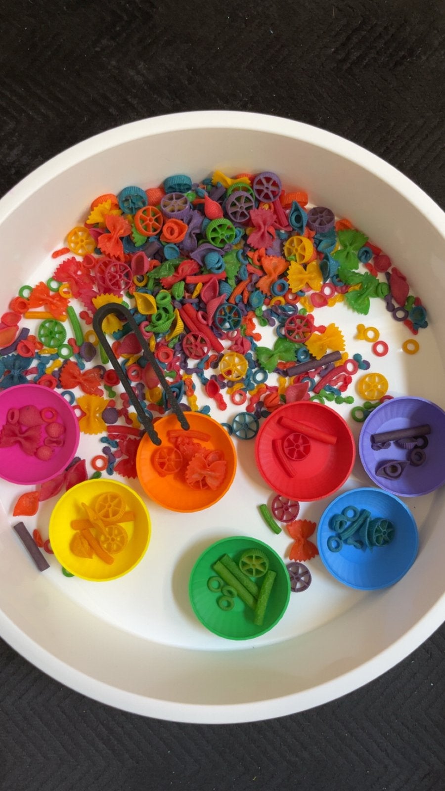 Regenboog pasta sensorisch spel met sorteerbakjes, Hoogersmilde Beilervaart 1, Knutselen, Ophalen of Verzenden, Info@sensoplay.nl