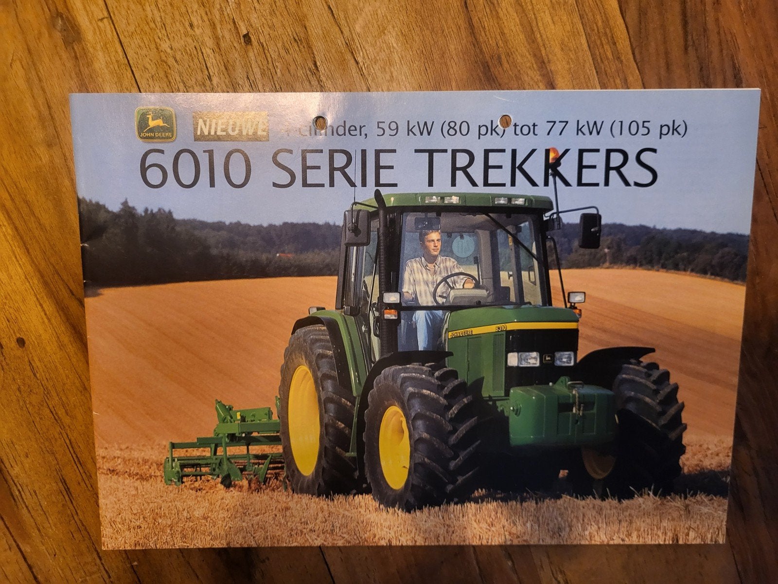 tractor folder John Deere 6010 serie trekkers, Boeken, Catalogussen en Folders, Ophalen of Verzenden, Zo goed als nieuw