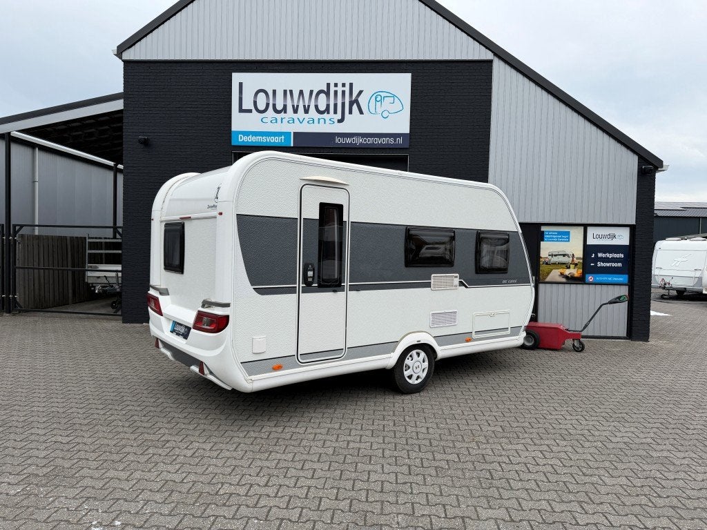 HOBBY De Luxe 440 SF ’21 (Vastbed 210cm), Caravans en Kamperen, Caravans, Vast bed, Hobby, Bedrijf, Treinzit