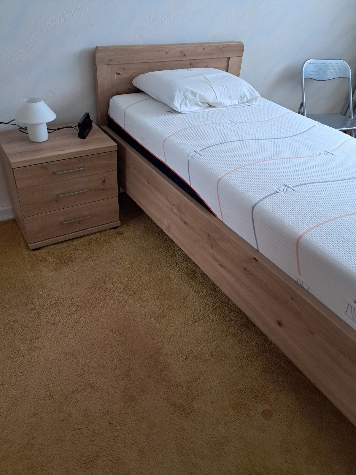 Eenpersoons bed met dik matras en nachtkastje., Ophalen, Zo goed als nieuw, Eenpersoons