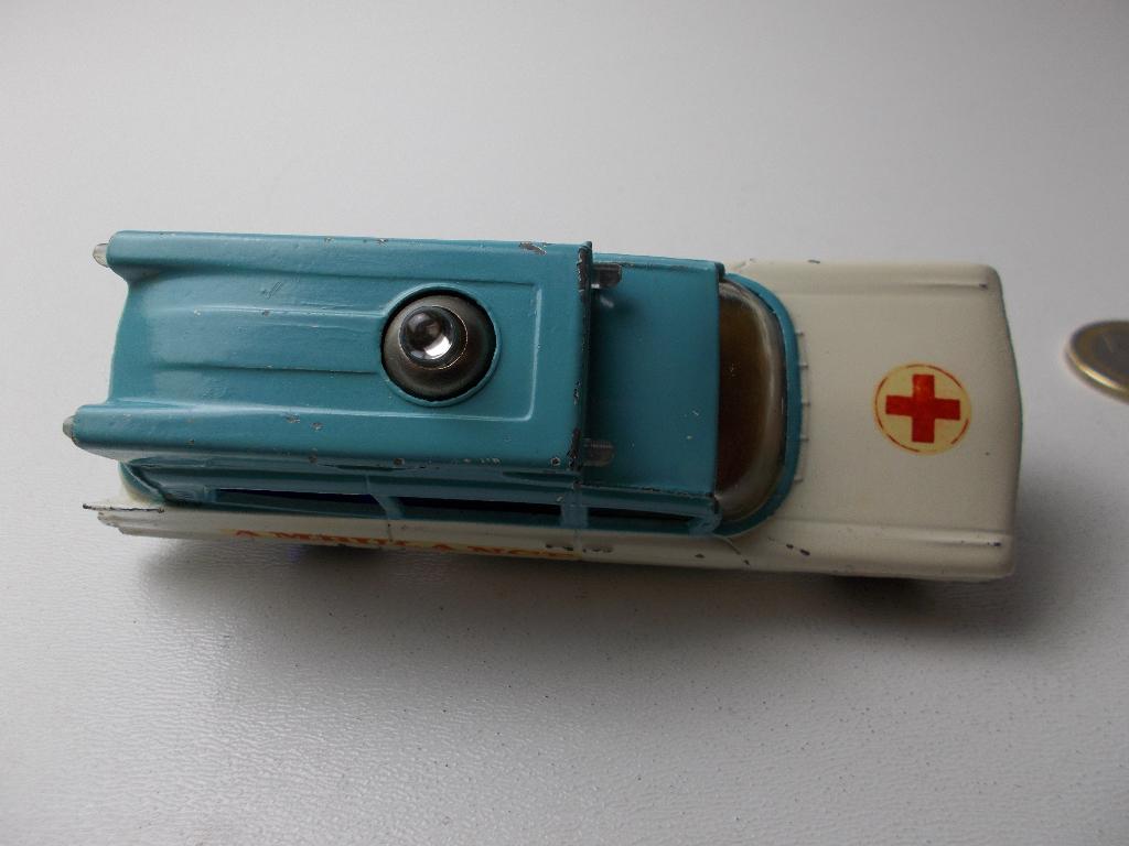 1965 Corgi Toys 437 SUPERIOR AMBULANCE ON CADILLAC CHASSIS-B, Ophalen of Verzenden, Zo goed als nieuw, Auto, Corgi