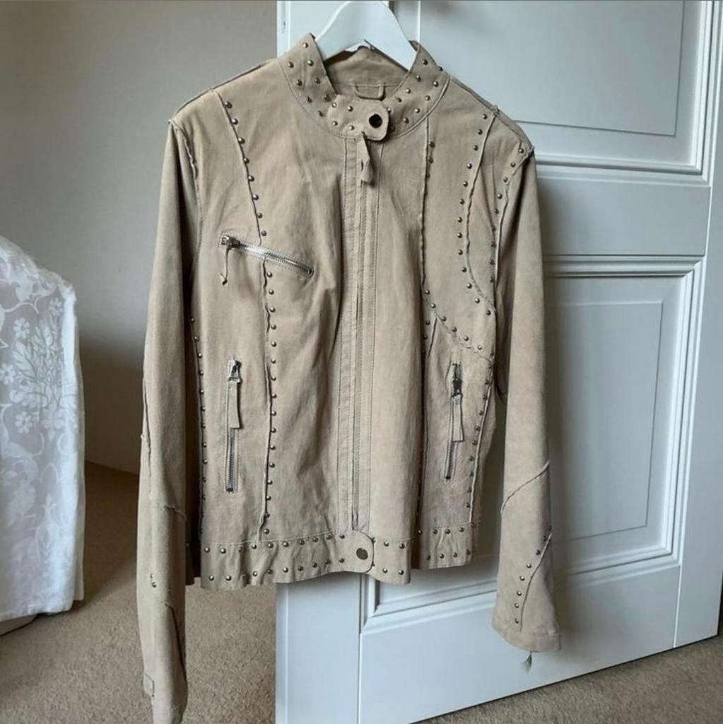 Stoere suède bikerjack met studs - Zo goed als nieuw, Kleding | Dames, Jassen | Zomer, Zo goed als nieuw, Maat 42/44 (L), Beige