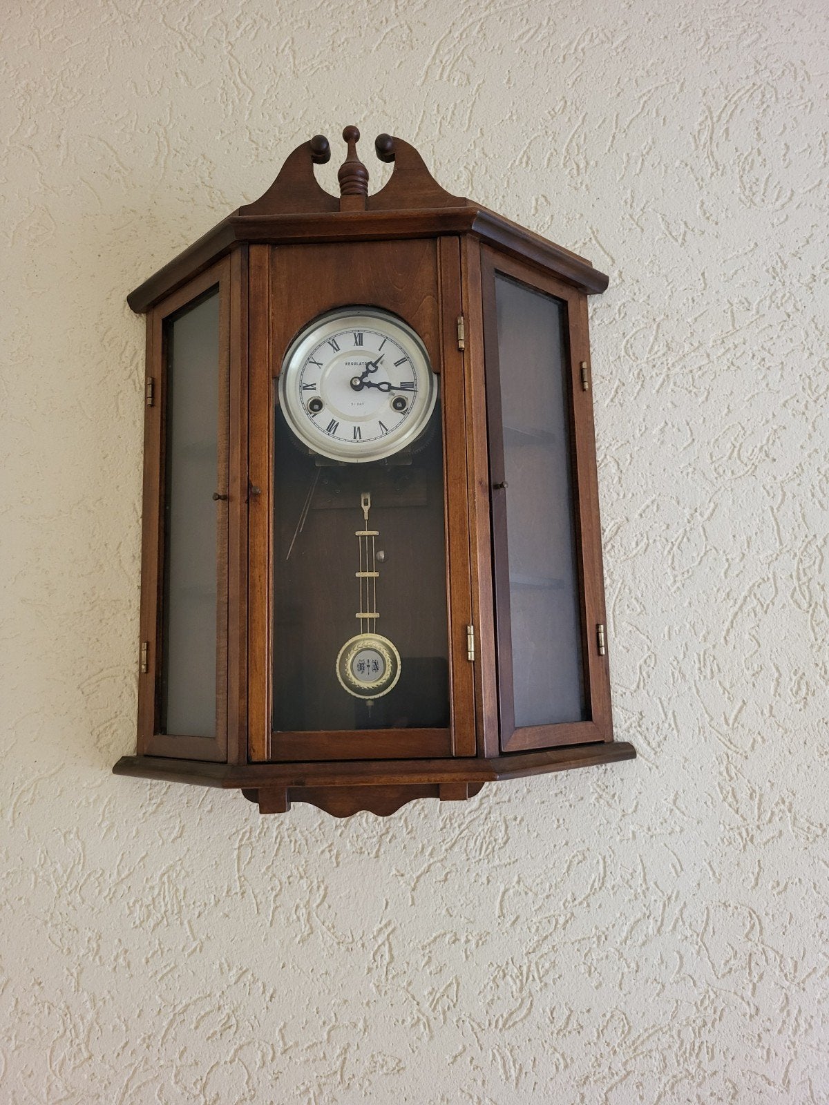 Antieke houten wandklok met slinger, Ophalen