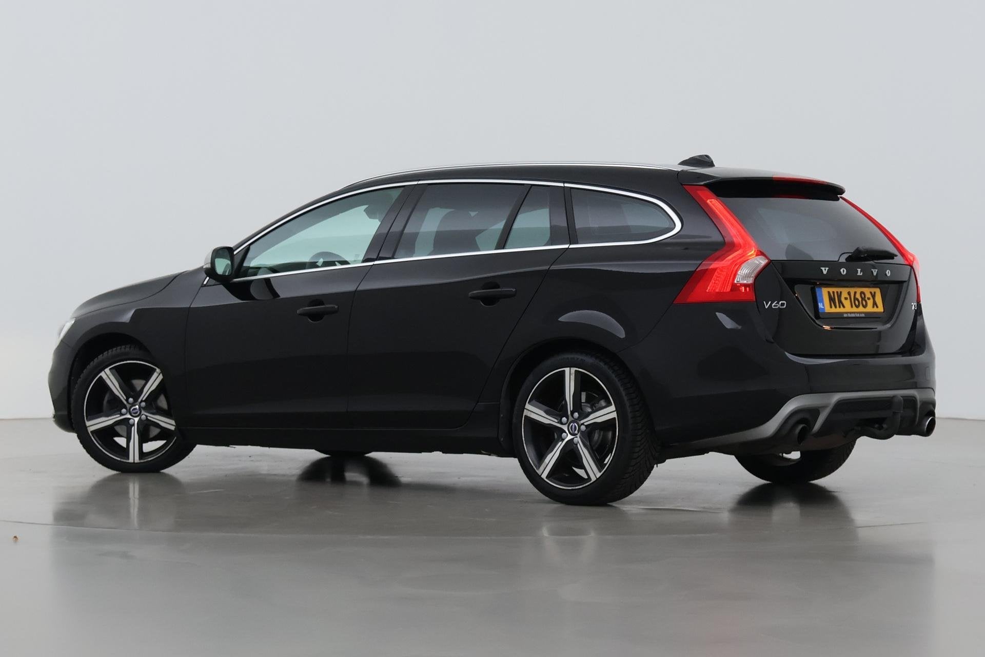 Volvo V60 T3 R-Design | Trekhaak | Adaptieve Xenon | Standka, 4 cilinders, Zwart, Origineel Nederlands, 152 pk