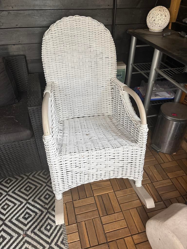 Witte rotan schommelstoel, Tuin en Terras, Ophalen of Verzenden, Zo goed als nieuw