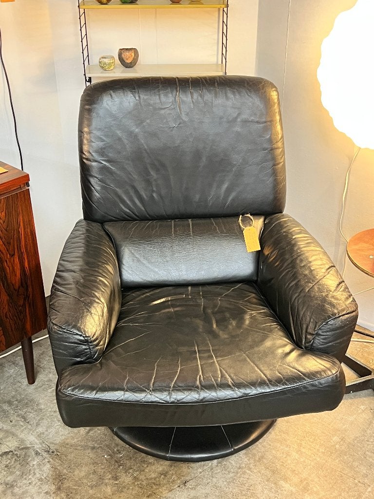 Vintage zwarte leren draaifauteuil op voet, Huis en Inrichting, Fauteuils, Gebruikt, Onbekend, Ophalen of Verzenden, Vintage, Design, MCM, Midcentury