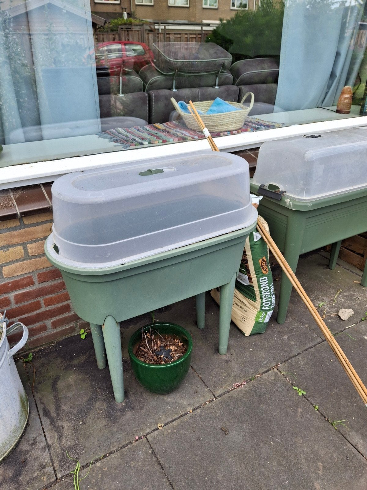 Moestuinbak op pootjes, Ophalen