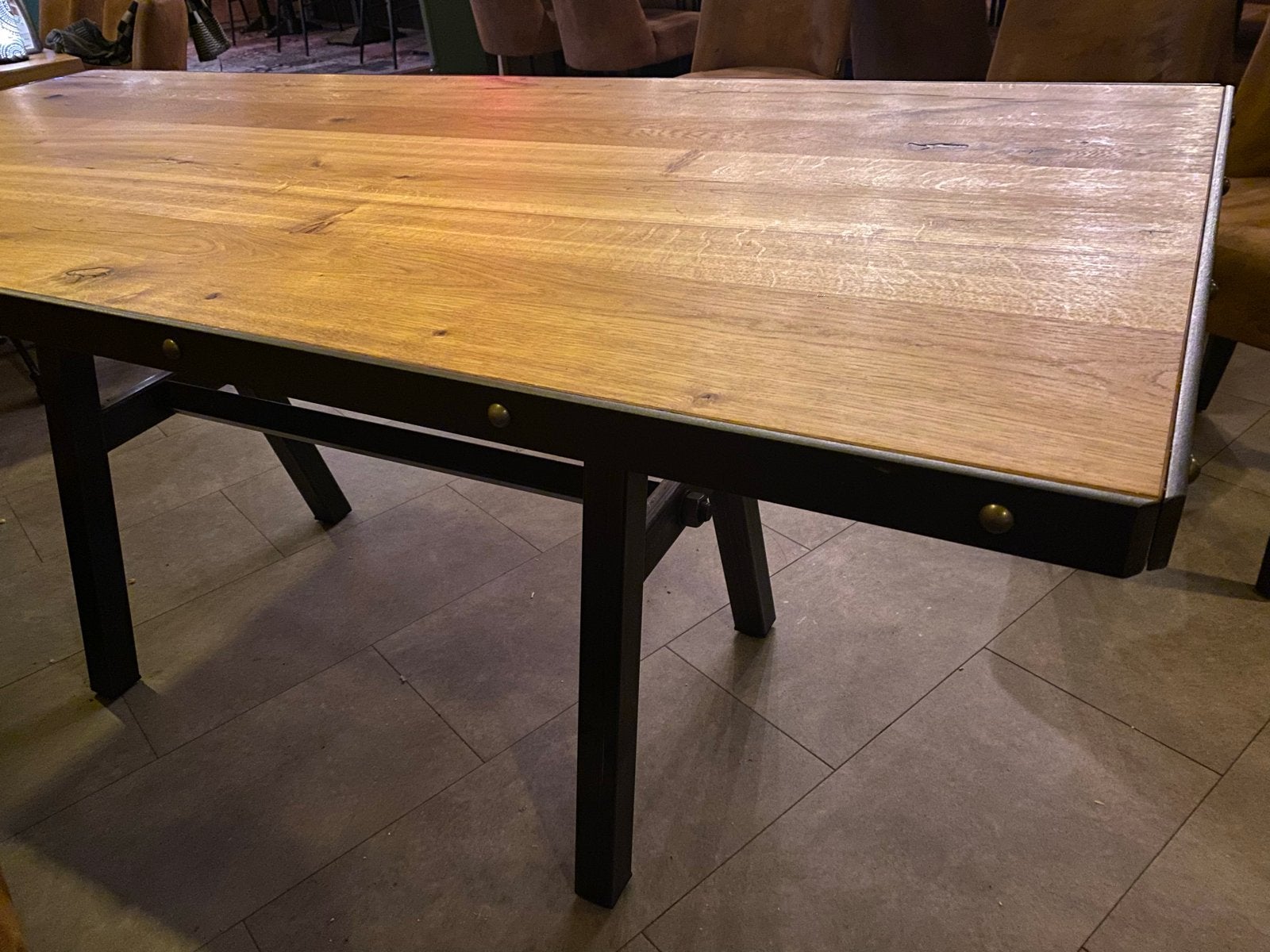 Robuuste industrial tafel met metalen onderstel, Ophalen, Eikenhout, 50 tot 100 cm, Zo goed als nieuw
