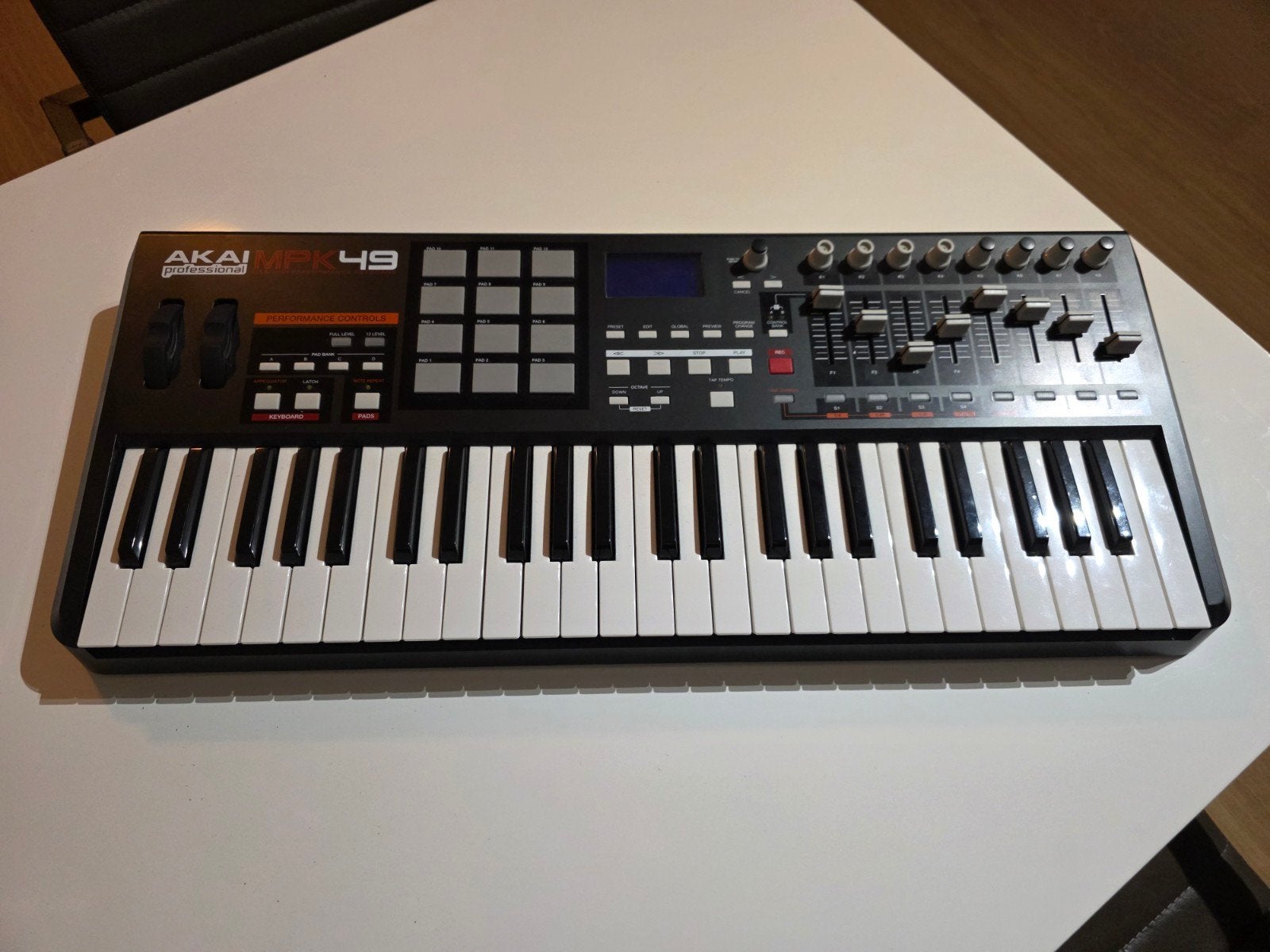 AKAI MPK49 MIDI Controller Keyboard - Zo goed als nieuw, Zo goed als nieuw, Midi-aansluiting, Ophalen, 49 toetsen