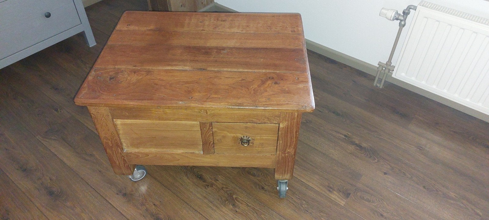 Houten bijzettafel met lade en wieltjes - 75x60x45 cm, Ophalen, Gebruikt, 50 tot 100 cm, 50 tot 100 cm