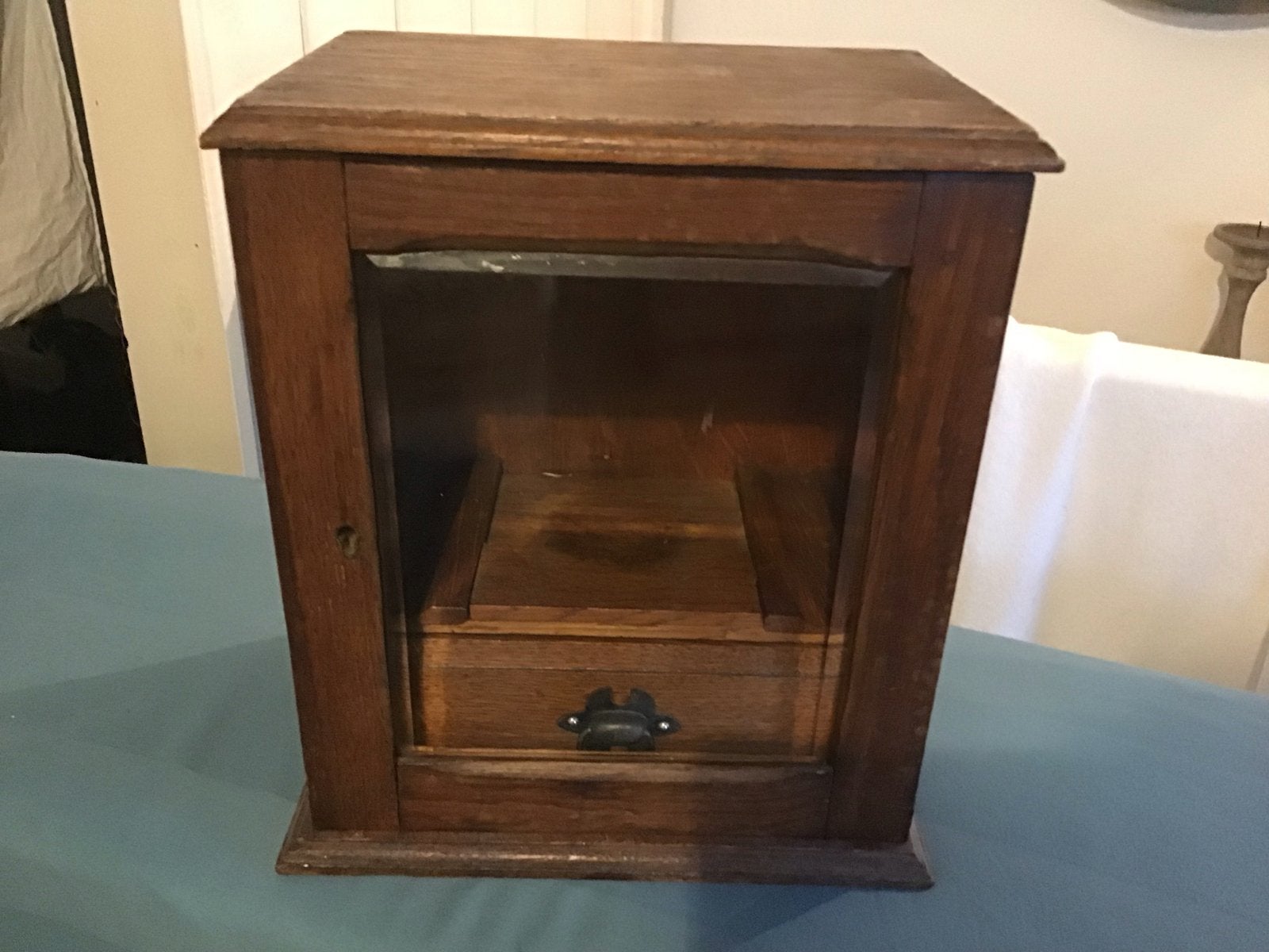 Antieke houten wandkastje met lade en glazen deur, Ophalen of Verzenden