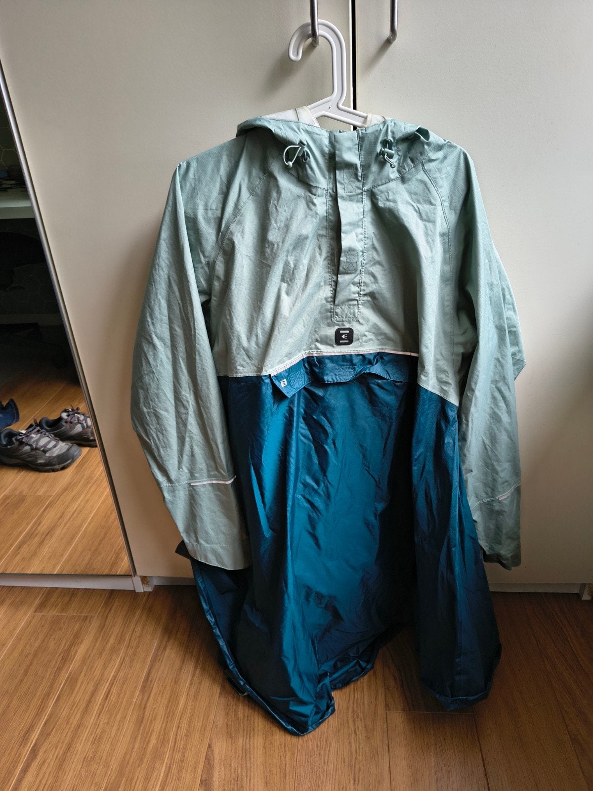 Regenponcho met mouwen en handige extra's, Ophalen of Verzenden, Gebruikt, Regenpak, Dames