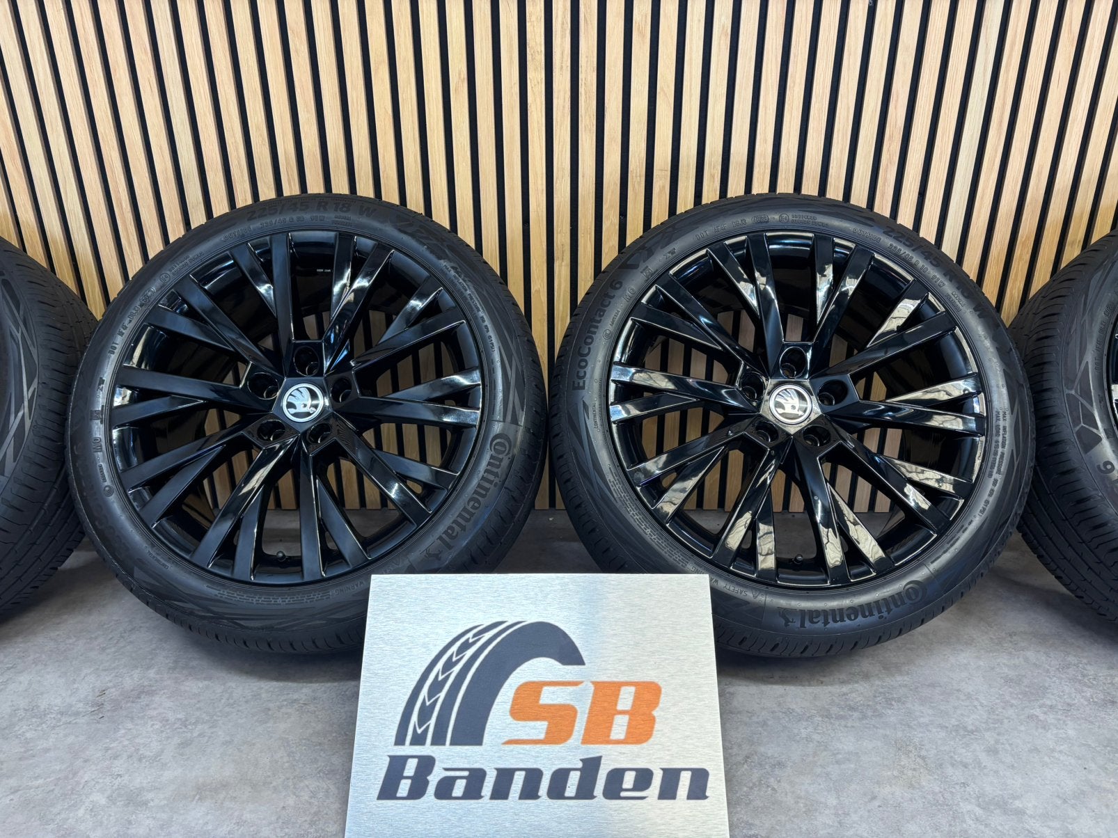 Skoda Octavia IV 4 2020-nu Orig 18 inch velgen + Zomerbanden, 18 inch, Octavia, Gebruikt, Banden en Velgen