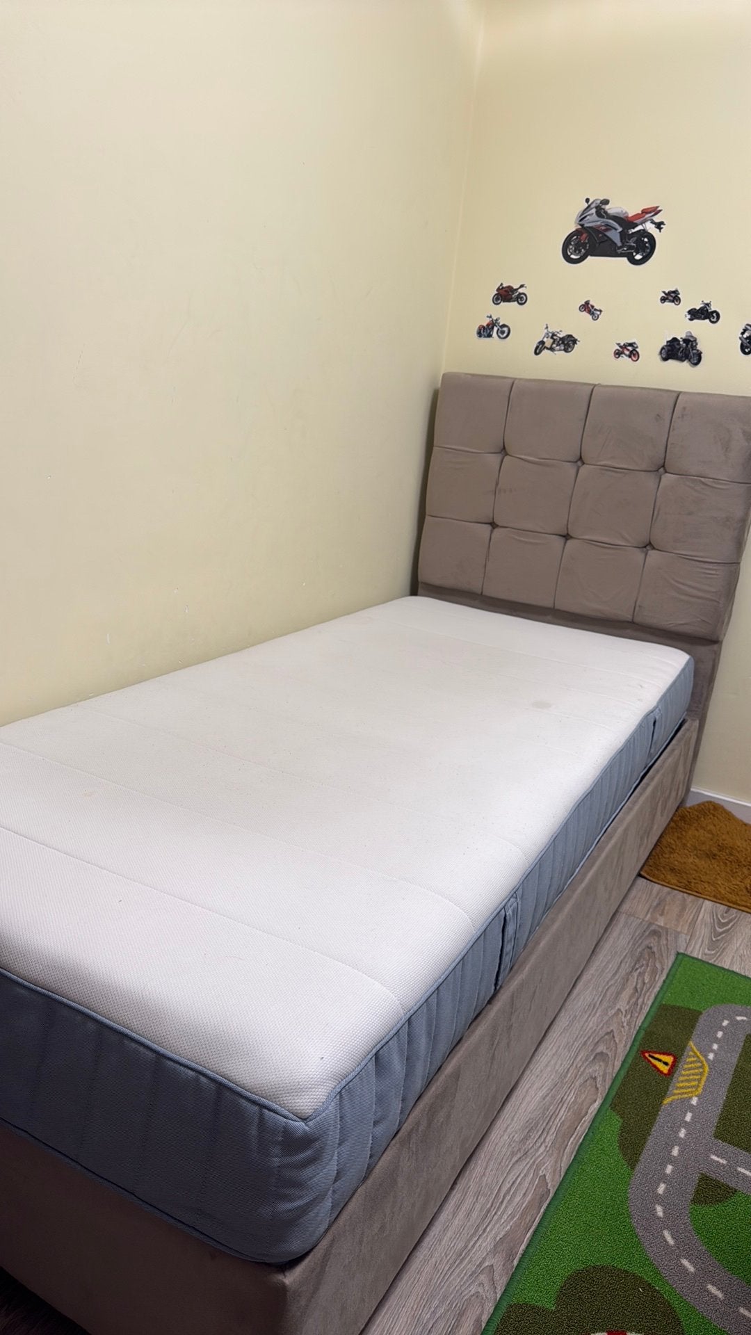 Eenpersoonsbed met opbergruimte en hoofdbord, Ophalen, 90 cm, Eenpersoons, Beige