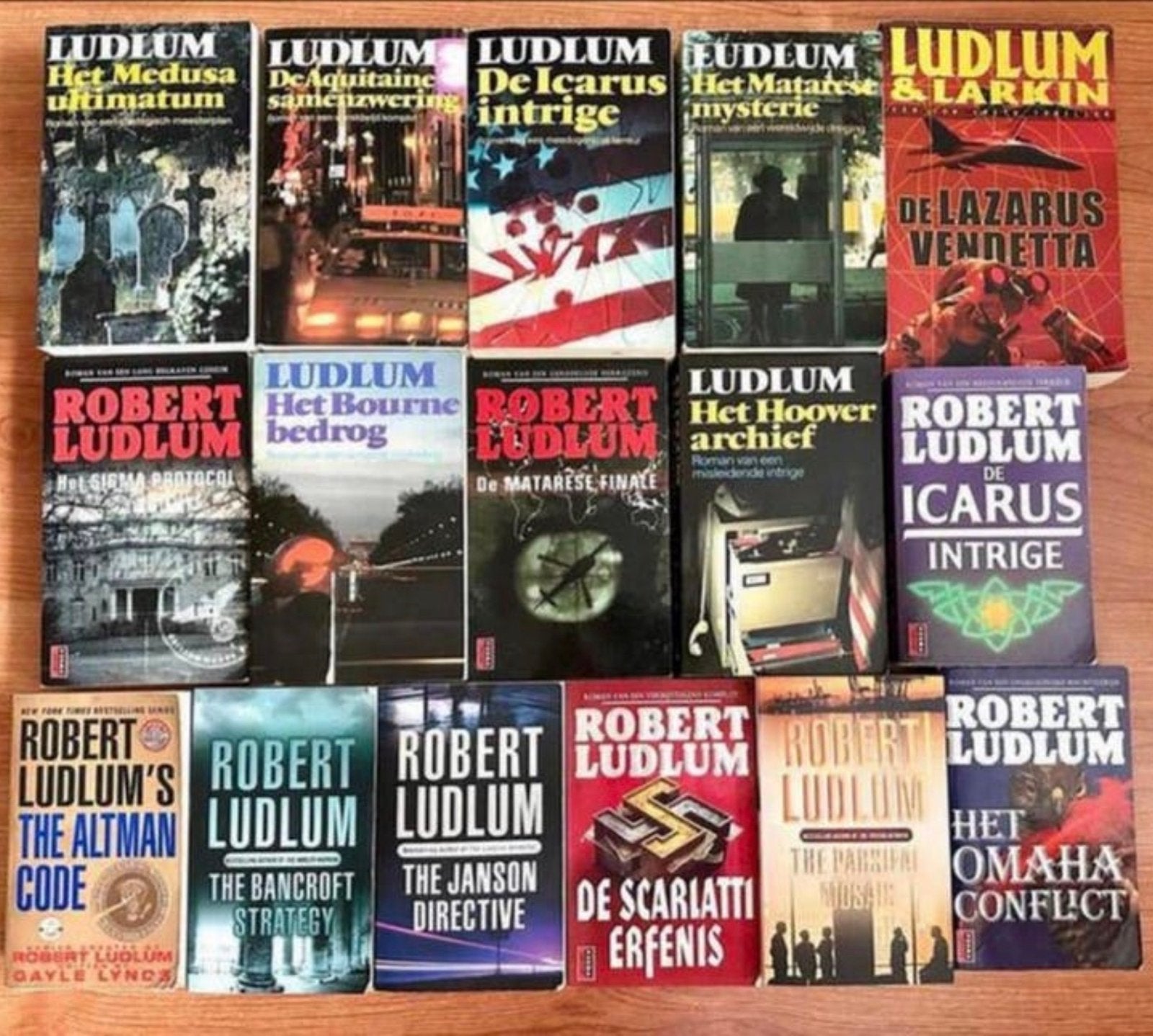 Robert Ludlum Thriller Collectie - 16 Boeken, Ophalen of Verzenden, Zo goed als nieuw
