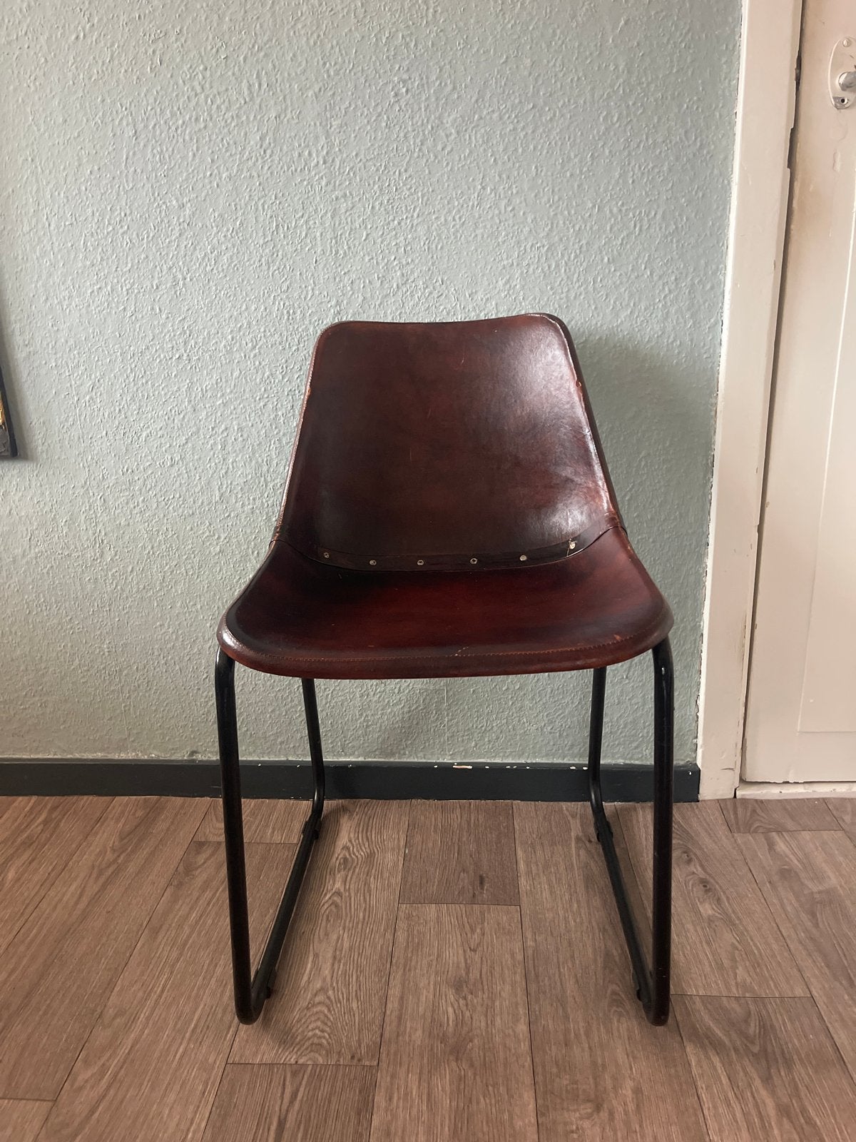 Foto 5 van Ronde eettafel met 6 vintage kuipstoelen