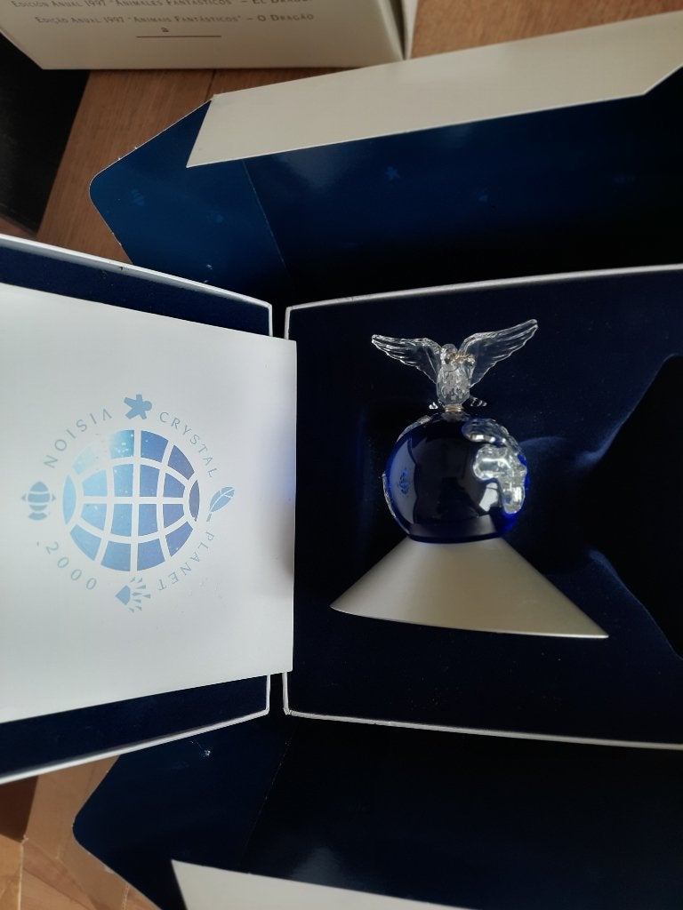 Swarovski. Duif op wereldbol. in box met certificaat, Ophalen of Verzenden, Zo goed als nieuw, Figuurtje
