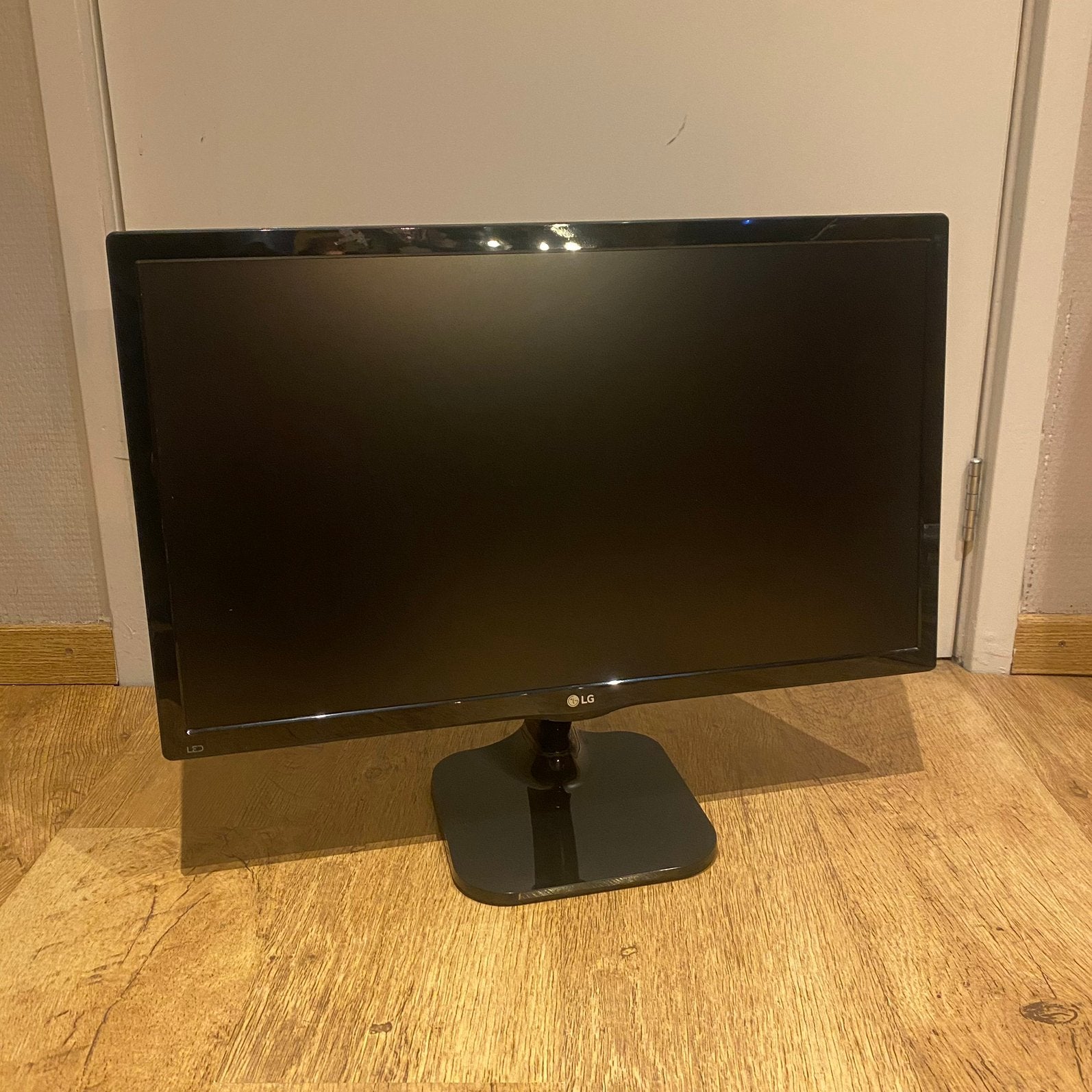 LG 24M47VQ-P Monitor ( DEFECT ), Computers en Software, Monitoren, Gebruikt, 60 Hz of minder, DVI, HDMI, VGA, Hoofdtelefoonaansluiting