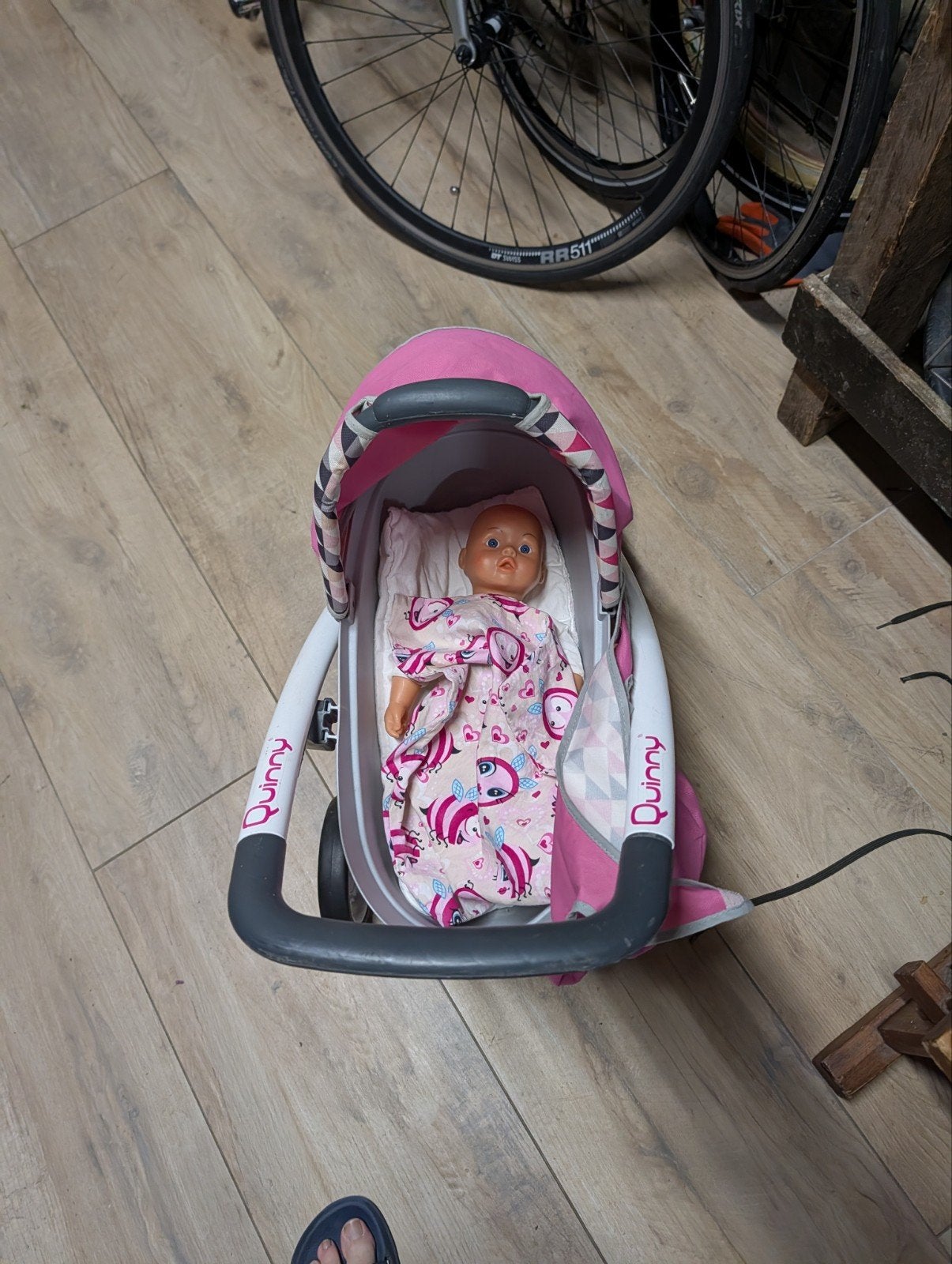Quinny poppenwagen met pop en accessoires, Ophalen, Gebruikt, Babypop
