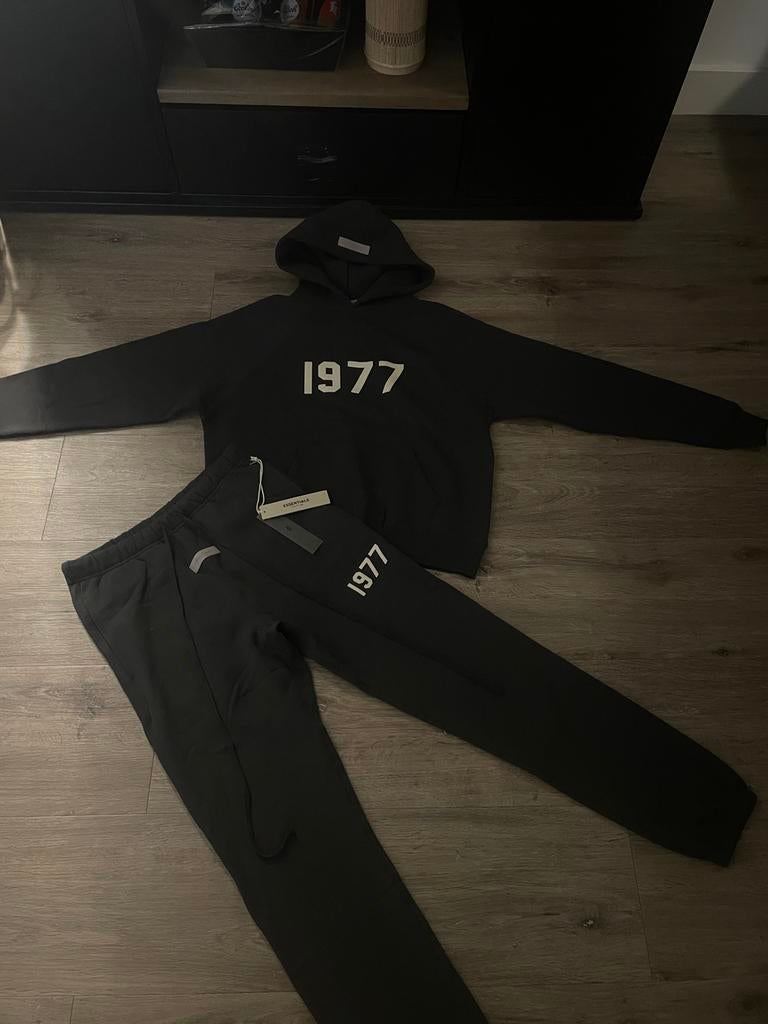 Essentials 1977 Pak - Maat S (valt als M) - Nieuw, Ophalen of Verzenden, Nieuw, Maat 48/50 (M), Zwart