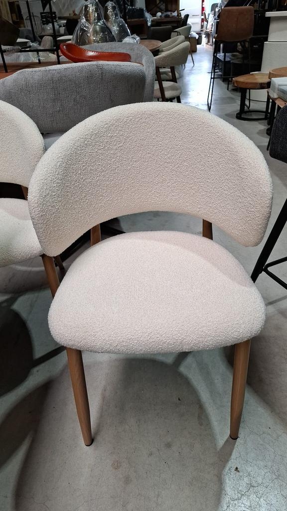 Mooie stoelen in creme kleur