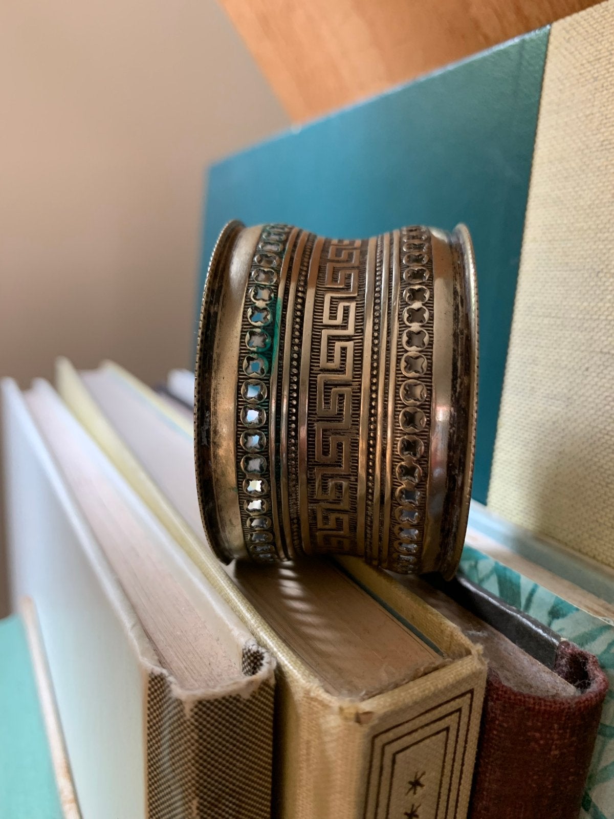 Vintage zilverkleurige armband met Griekse motieven, Ophalen of Verzenden, Gebruikt, Zilver, Overige materialen