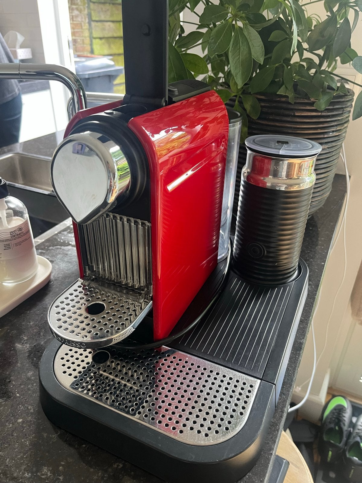 Nespresso Pixie by Krups (rood) met melkopschuimer, Gebruikt, Espresso apparaat, Ophalen of Verzenden, 1 kopje