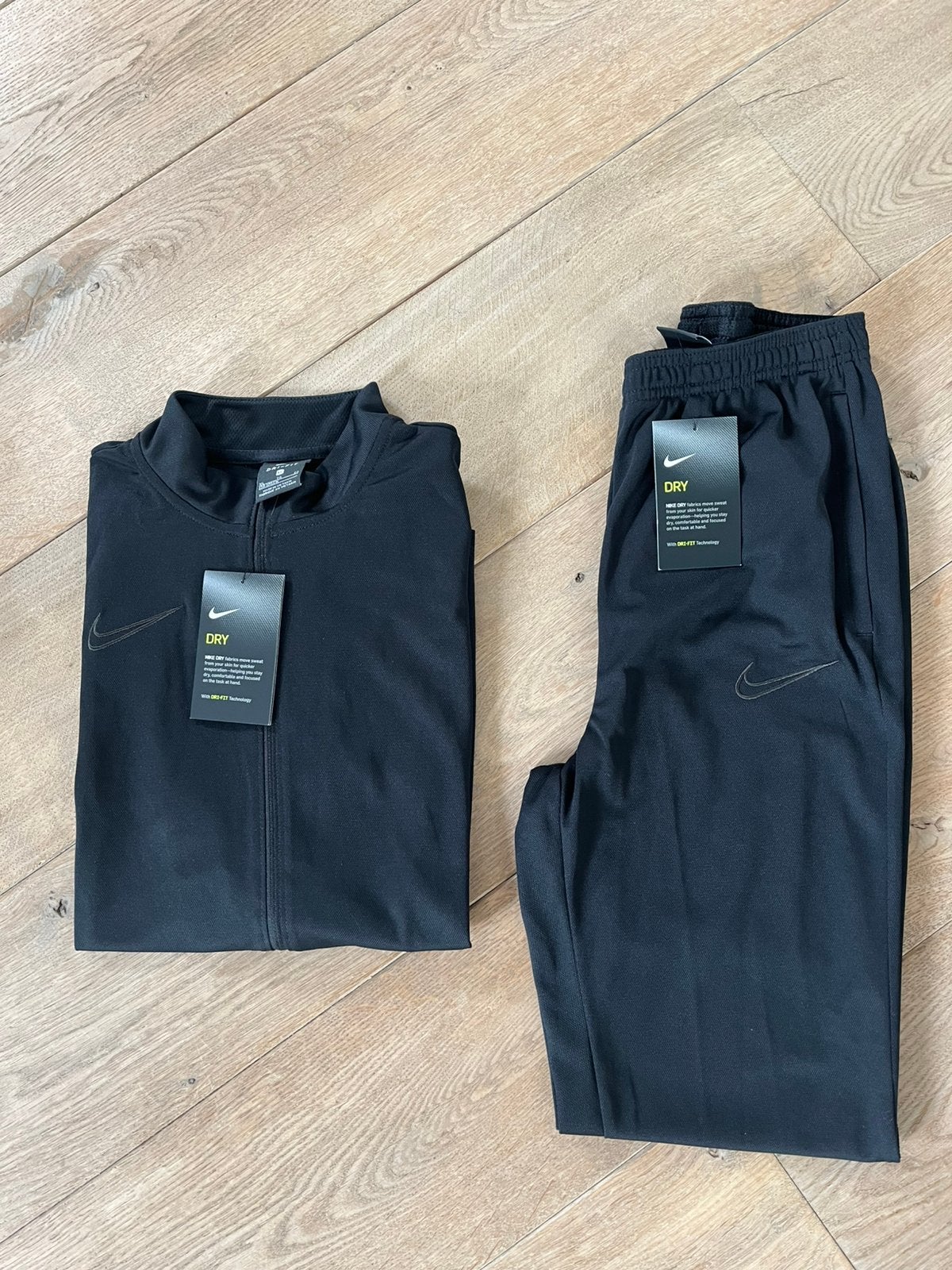 Nike Dr-fit trainingspak nieuw met kaartjes 13-15 jaar, Maat XS of kleiner, Ophalen of Verzenden, Nieuw, Trainingspak