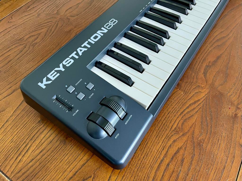 M-Audio Keystation 88 + tas + standaard, 88 toetsen, Zo goed als nieuw, Midi-aansluiting, Ophalen