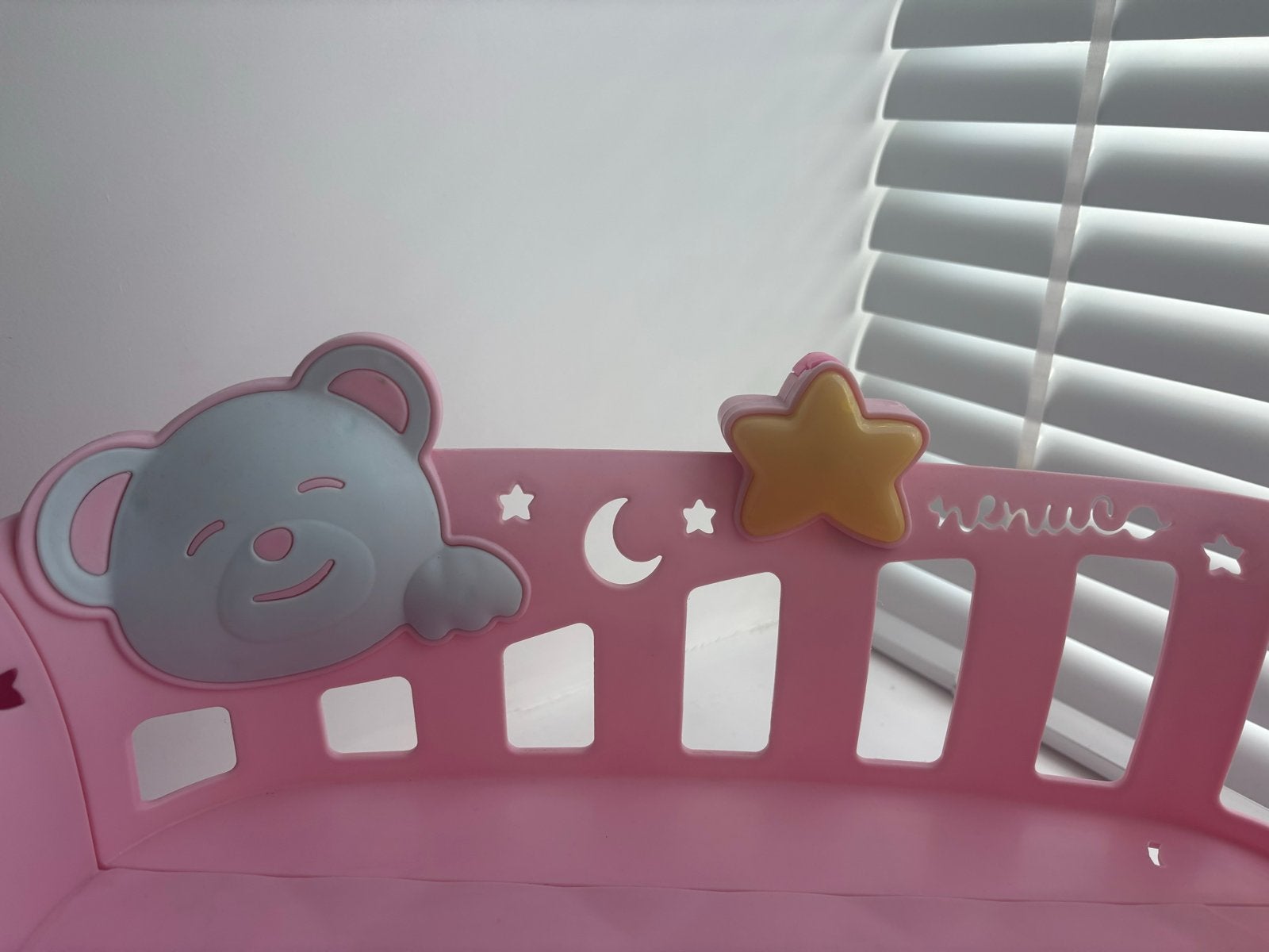 Nenuco poppenbedje roze met beer en ster, Ophalen, Zo goed als nieuw, Babypop