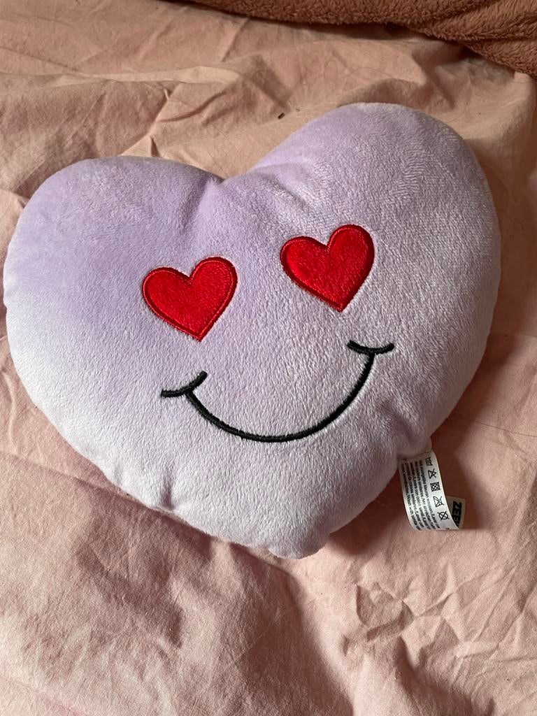 Lila hartvormig kussen met verliefde smiley, Ophalen of Verzenden, Nieuw, Paars, Hartvormig