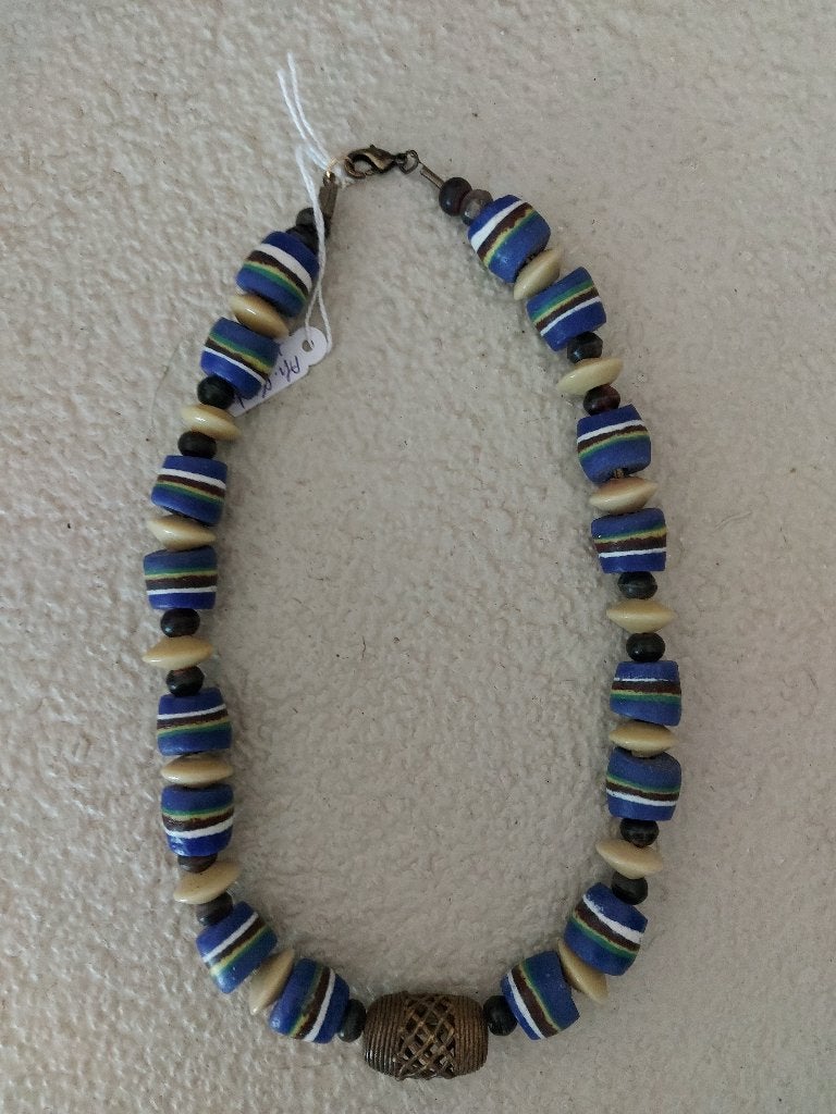 collier, blauwe afrikaanse glaskralen + bronzen stukje, Verzenden