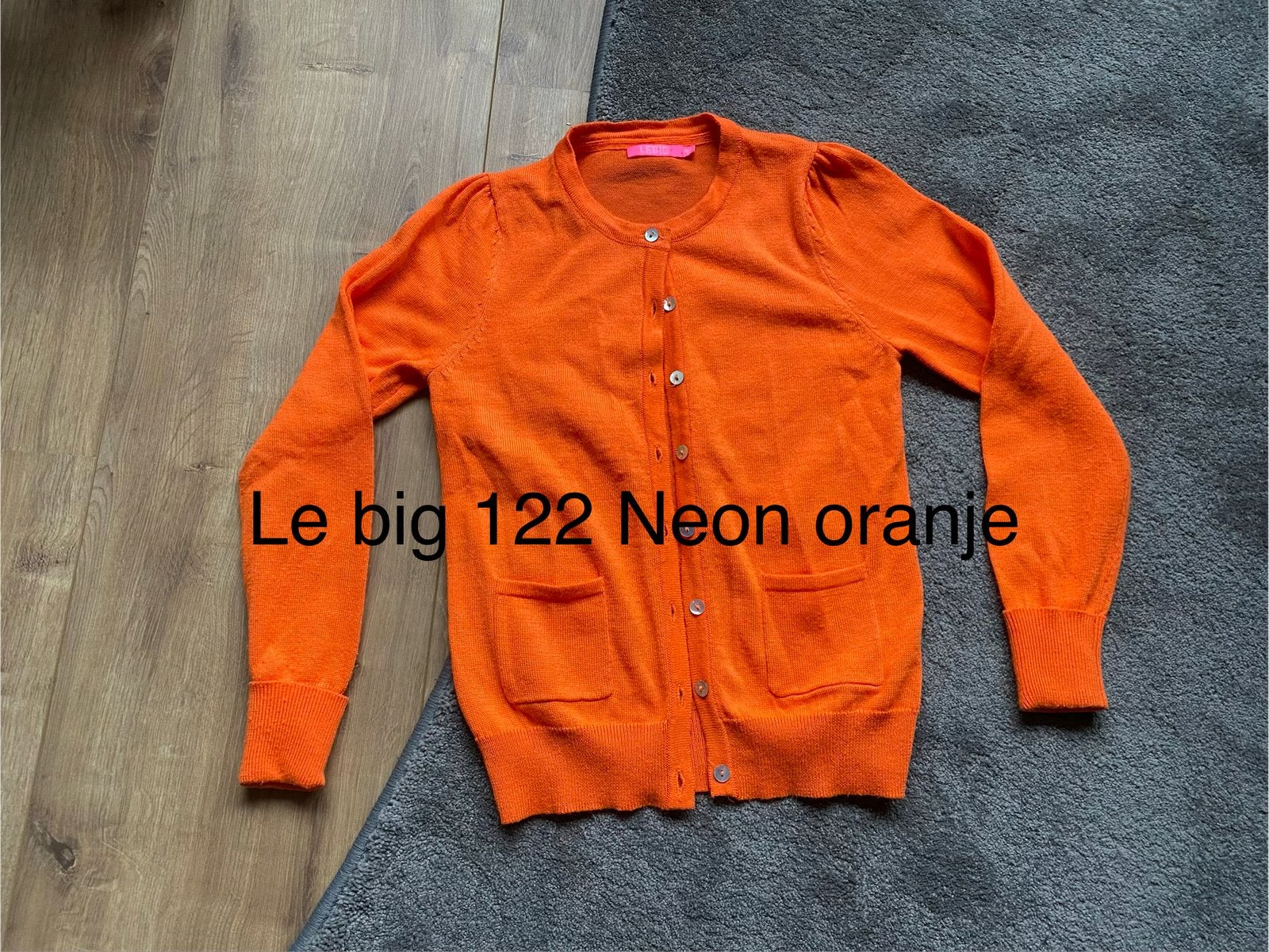 Le big vestje 122, Ophalen of Verzenden, Meisje, Trui of Vest