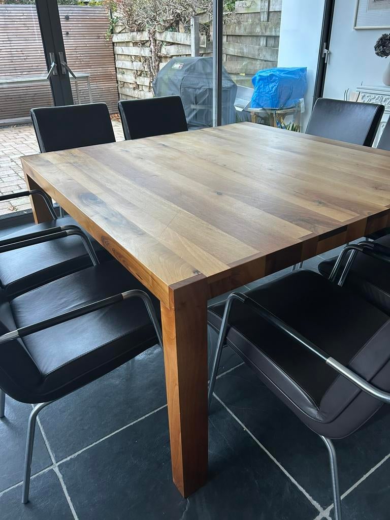 Pilat & Pilat eettafel Nel - walnoothout, Ophalen, Vierkant, Zo goed als nieuw, Vijf personen of meer