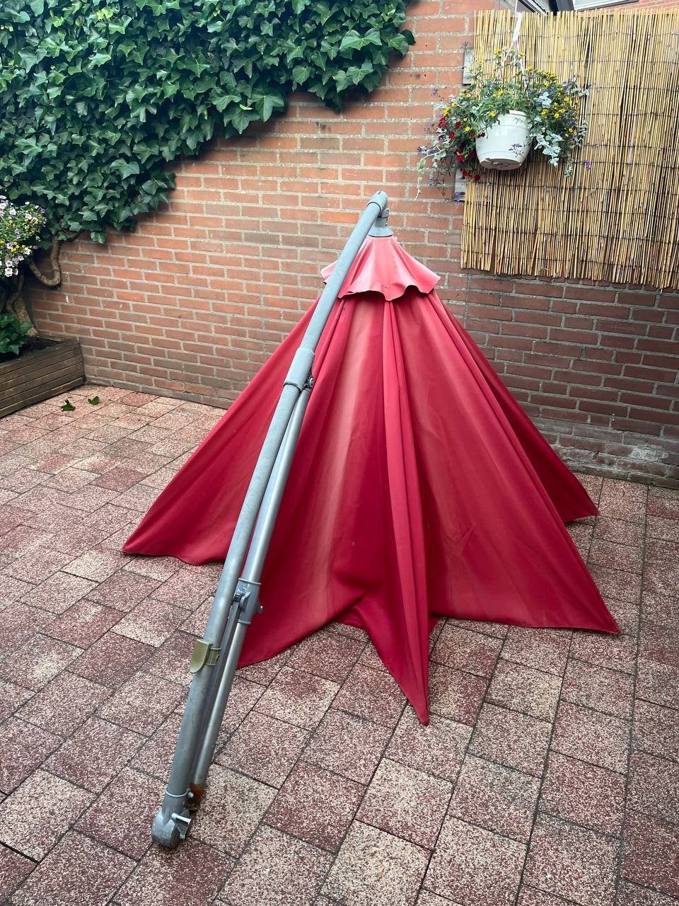 Gebruikte rode zweefparasol, Ophalen, Gebruikt, Kantelbaar, 2 tot 3 meter