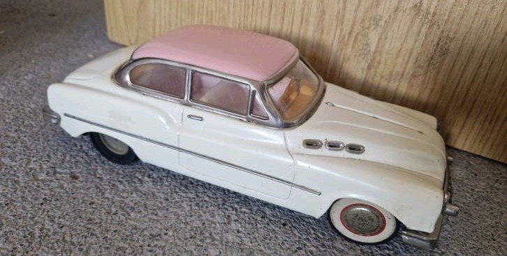 Vintage model/speelgoed auto: Witte Buick met roze dak, Ophalen of Verzenden, Groter dan 1:32, Auto, Overige merken