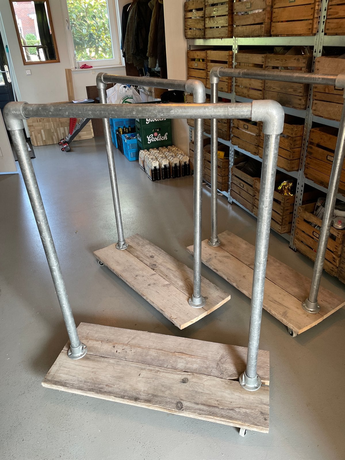 Kledingrekken van steigerbuis en hout, met wielen, Ophalen, Met wielen, Gebruikt