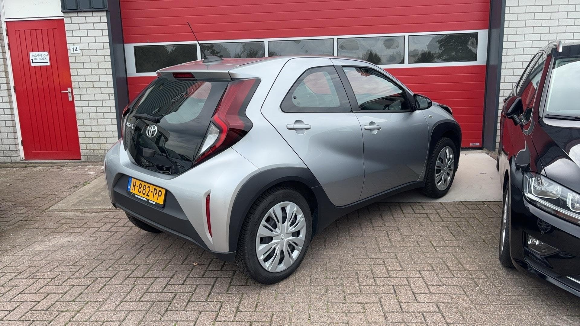 Toyota Aygo X 1.0 VVT-i MT Play CAMERA / CARPLAY / ACC / AIR, Auto's, Stof, Gebruikt, 920 kg, 4 stoelen