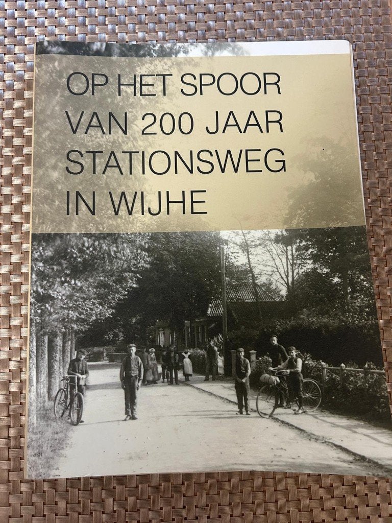 Op het spoor van 200 jaar Stationsweg in Wijhe, Ophalen of Verzenden, Zo goed als nieuw, Diverse auteurs