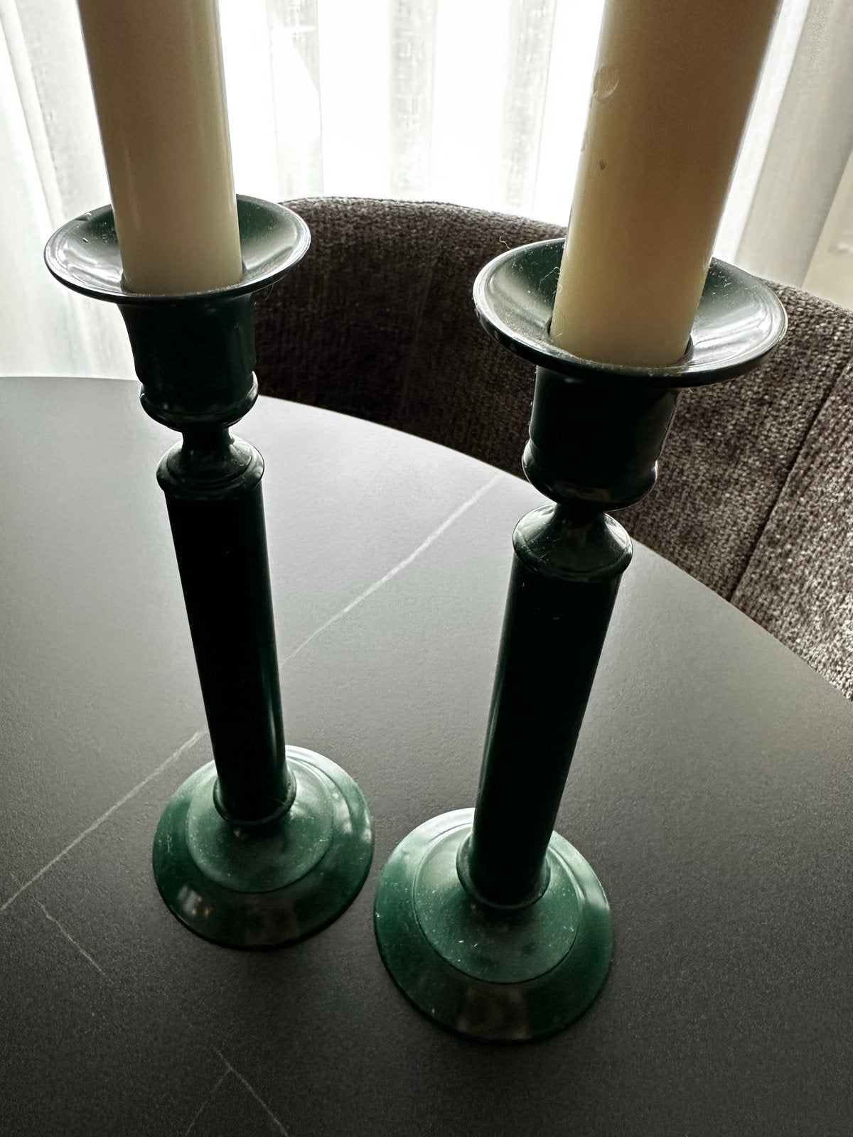 Set van 2 vintage groene metalen kandelaars, Antiek en Kunst, Ophalen, Overige materialen