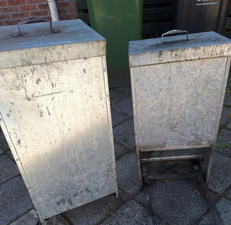 Te koop 2 voorraadbakken  met treeplank voor kippen, Geslacht onbekend, Overige soorten
