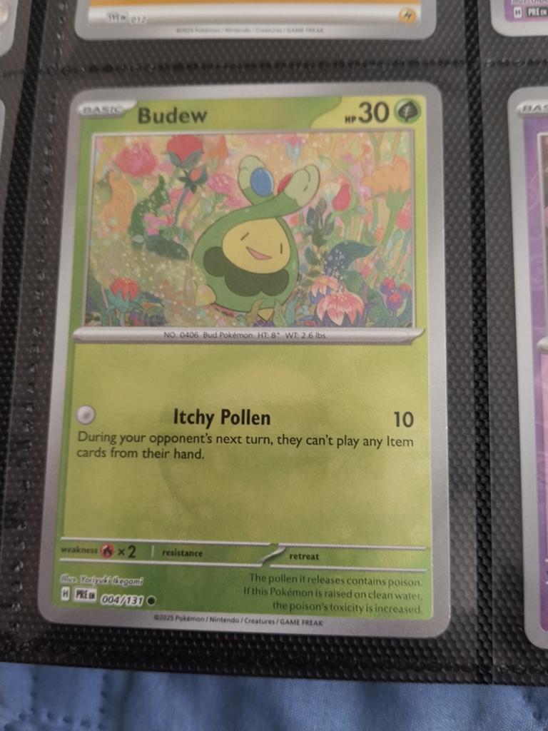 Budew #4 Premier Ball League Pokemon Prismatic Evolutions, Ophalen of Verzenden, Zo goed als nieuw, Losse kaart