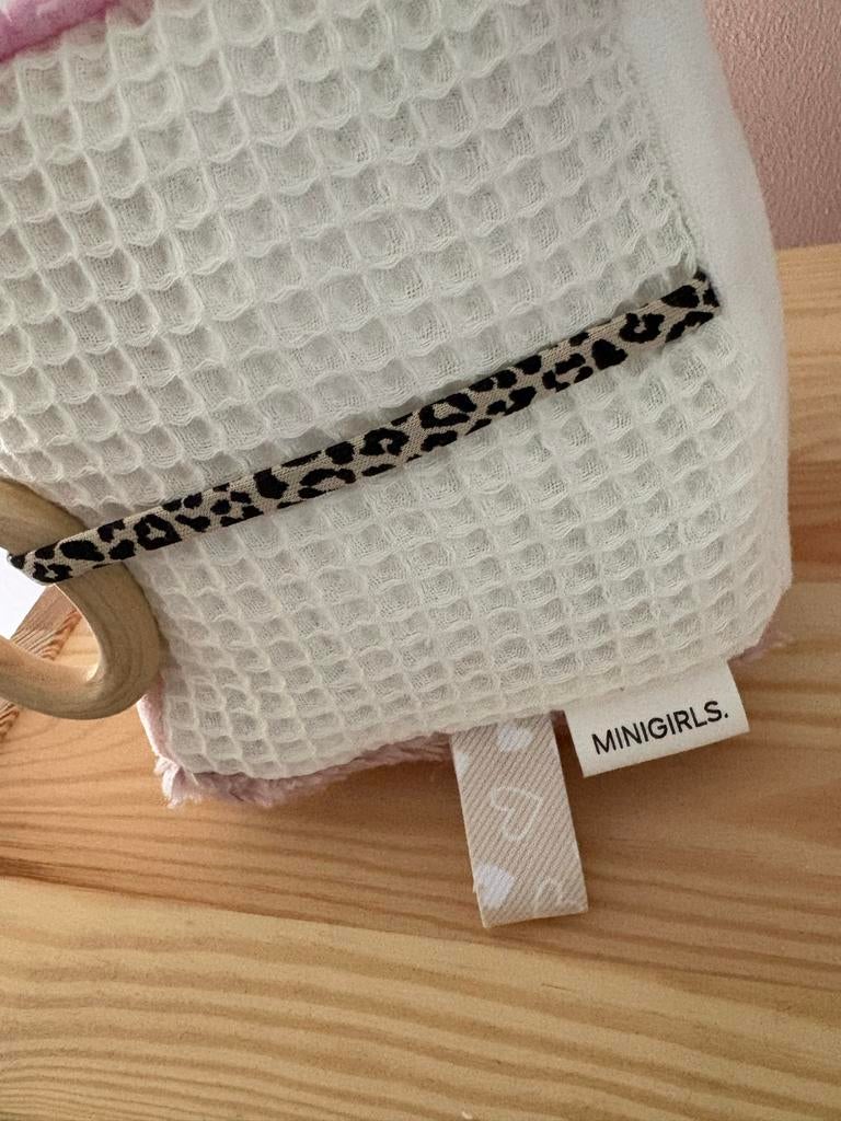 Zachte Sensorische Speelkubus voor Baby's - Konijntjes, Ophalen of Verzenden, Nieuw, Rammelaar