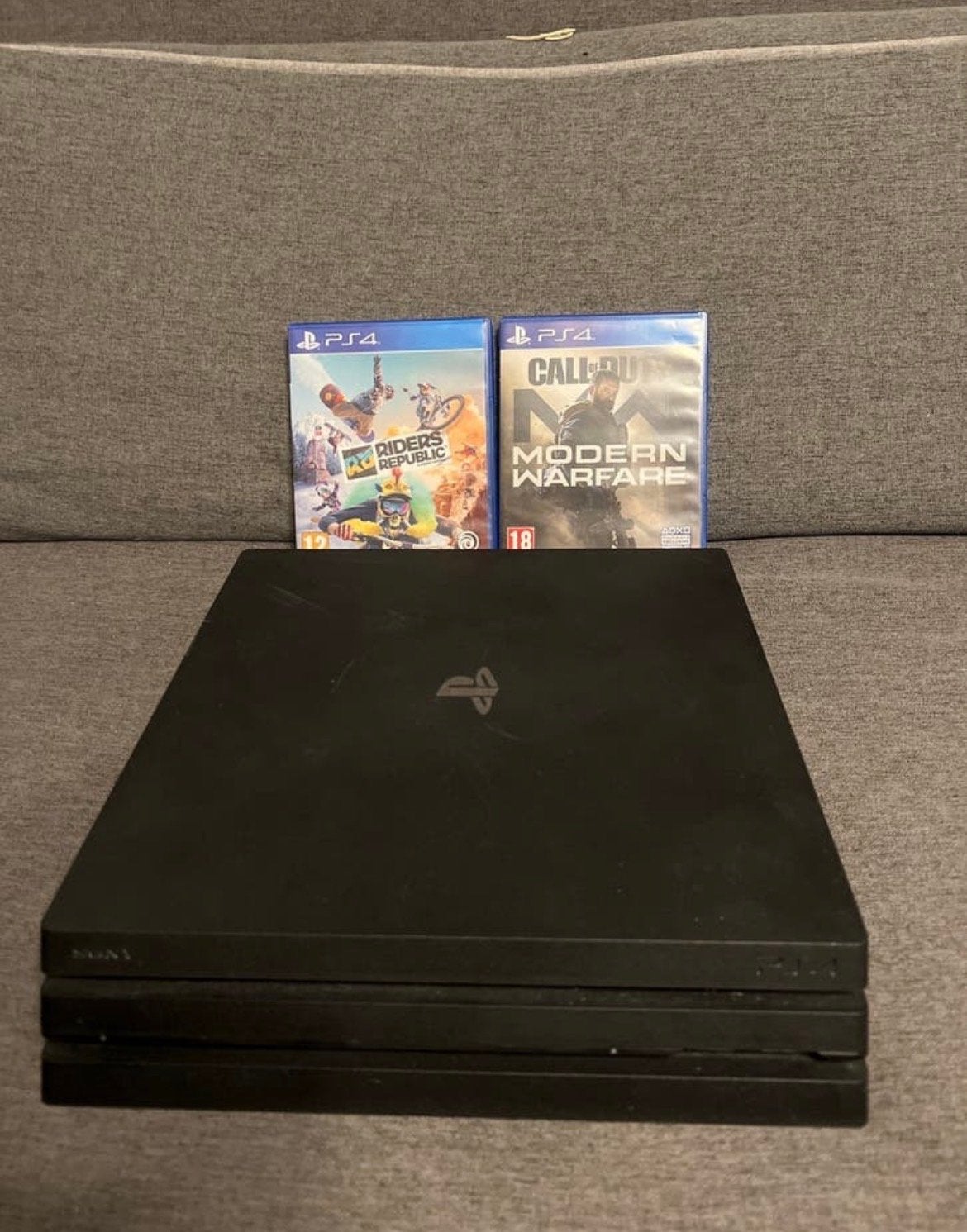 PS4 Pro met 2 controllers en games, Spelcomputers en Games, Spelcomputers | Sony PlayStation 4, Ophalen, Met 2 controllers, 1 TB