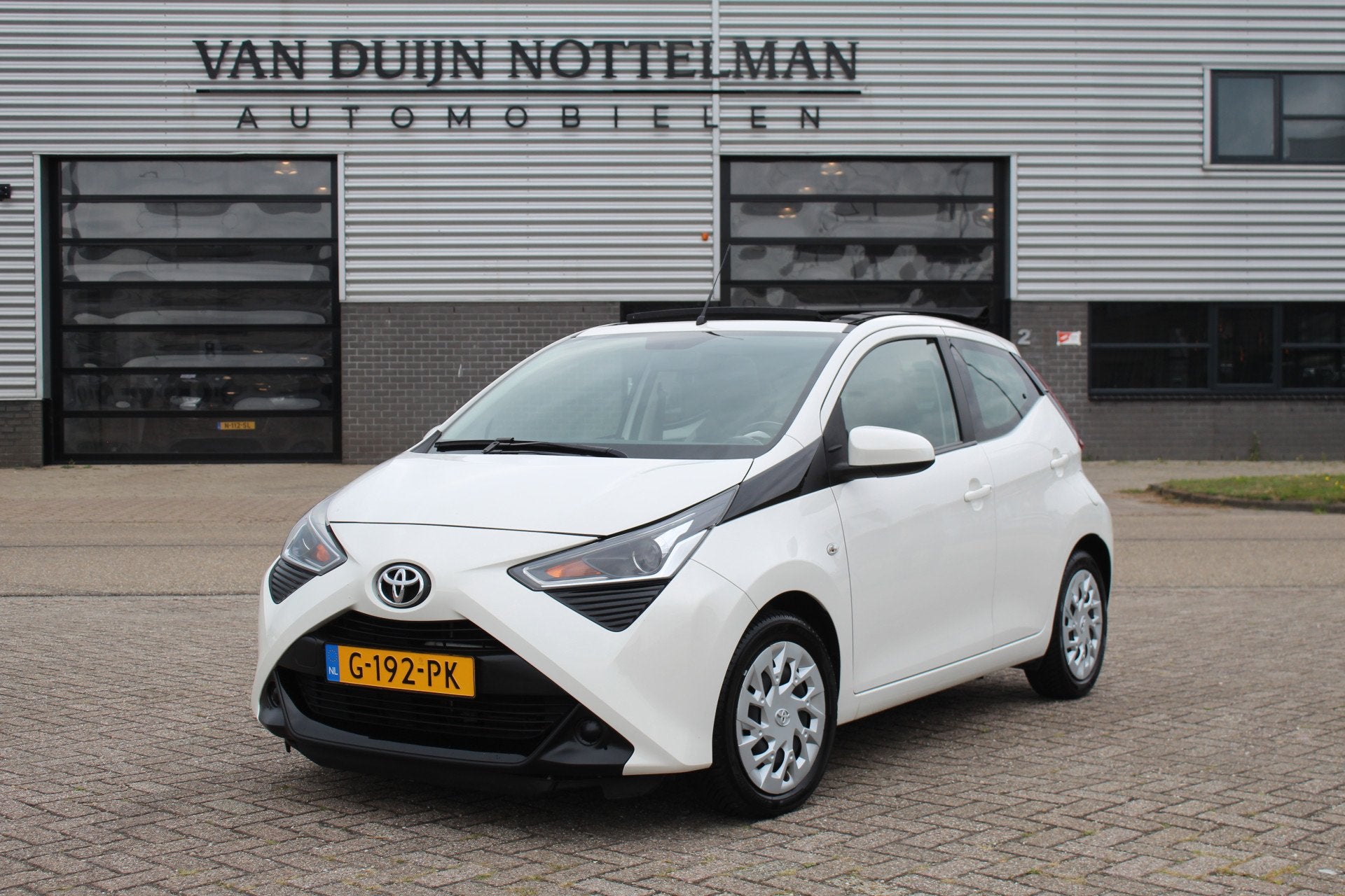 Toyota Aygo 1.0 VVT-i X-Play / Open dak / Carplay / Automaat, Stof, Gebruikt, Met garantie (alle), 4 stoelen