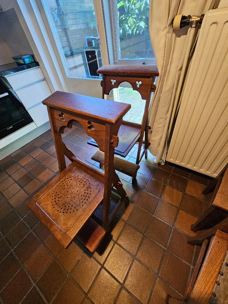 Bidstoelen, Ophalen